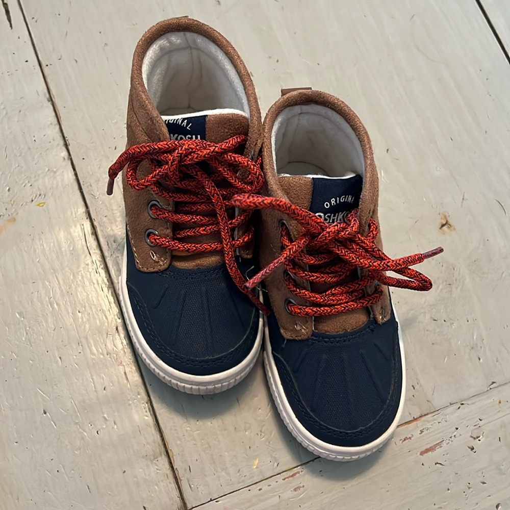 Kids Oshkosh B’gosh boot. US size 7 toddler.